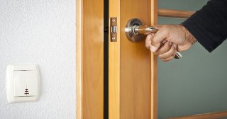 Установка дверей Североуральск цена от 1374 руб.